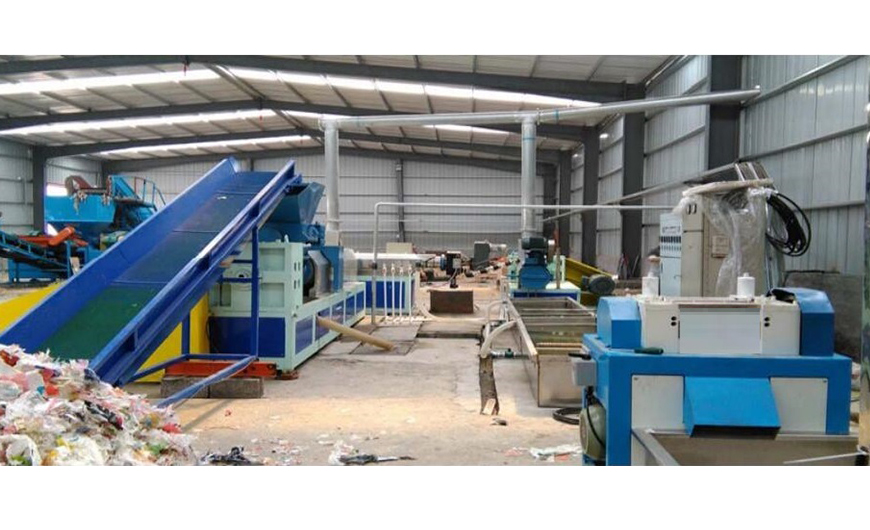 Granulator machine for plastic recycling