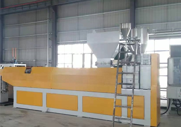 Semi-Automatic Recycled Plastic Extrusion And Pressing Machine Operation Video